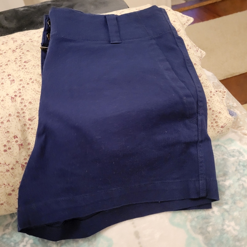 Vineyard Vines size 4 navy blue shorts. Never worn, just tried on